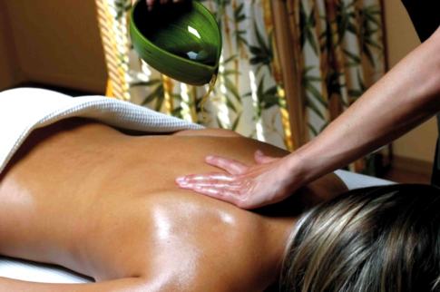 pessoa recebendo massagem com óleo