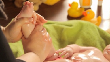 bebê recebendo massagem com óleo