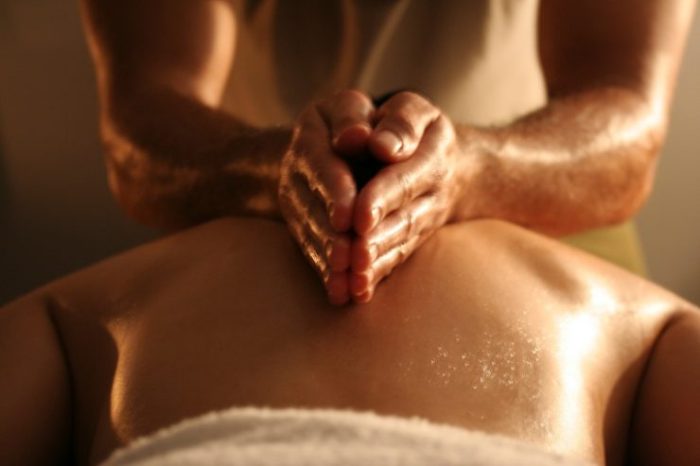 pessoa recebendo massagem nas costas